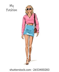 Mão desenhada linda mulher de moda andando. Mulher elegante de óculos escuros. Moda menina de saia. Ilustração vetorial