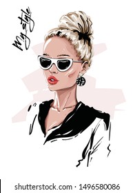 La mano dibujó a una hermosa joven mujer rubia con gafas de sol. Chica elegante con peinado de bollo. La mujer de moda mira. Esbozo. Ilustración vectorial.