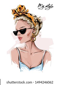 La mano dibujó a una hermosa joven con gafas de sol. Chica elegante en la cabeza con letra leopardo. La mujer de moda mira. Esbozo. Ilustración vectorial.