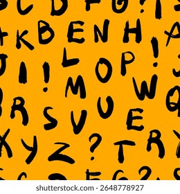 Letras alfabéticas pretas desenhadas à mão e símbolos de pontuação espalhados em fundo laranja. Padrão uniforme com fonte de pincelada áspera. 
