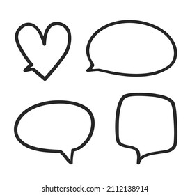Hand dibujó una burbuja de habla negra en blanco. Esbozos abstractos. Un conjunto de burbujas de pensamiento y de expresión. Ilustración en blanco y negro