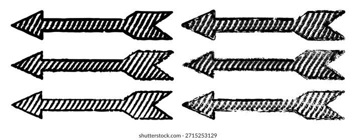 Handgezeichnete schwarz-weiße Pfeilset mit Kreide, Holzkohle und Pastell Texturen erstellt. Grunge-Stilpfeile mit rauen Strichen und ausdrucksstarken Skizzenlinien.