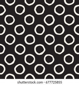 Tinta dibujada a mano en blanco y negro abstracta patrón transparente. Textura de grunge con estilo vectorial. Formas geométricas monocromas líneas de pincel