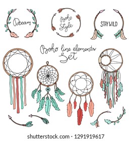 Trazado a mano de atrapa de ensueño, flechas y plumas, patrón tribal en estilo indio. Frontera escardinava mágica. Tatuaje floreciente de origen étnico bohemio.
