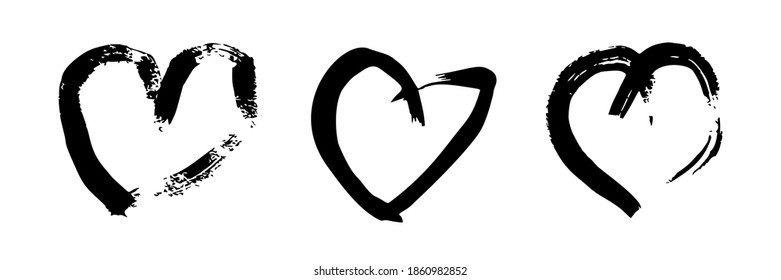 Handgezeichnete Pinselherzen. Satz von drei farbigen, schwarzen Doodle-Herzen auf weißem Hintergrund. Romantisches Liebessymbol. Vektorgrafik.
