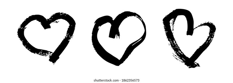Handgezeichnete Pinselherzen. Satz von drei farbigen, schwarzen Doodle-Herzen auf weißem Hintergrund. Romantisches Liebessymbol. Vektorgrafik.