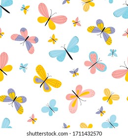 Mariposas dibujadas a mano. Patrón sin inconvenientes en un fondo blanco