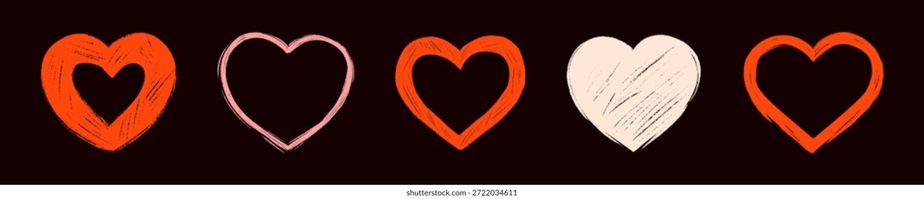 Iconos de corazón texturizados rojos y rosados dibujados a mano en el fondo de la pizarra. Día de San Valentín, símbolos de amor de boda con pinceladas grunge y detalles de boceto vintage. Crayón, garabatos de carbón