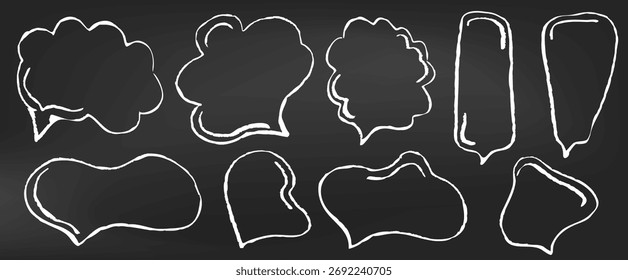 Marco de discurso de tiza dibujado a mano para texto. Globo de charla a lápiz con línea de doodle en la pizarra. Linda burbuja de chat con decoración de textura garabato. Diálogo escolar simple para dibujos animados de mensajes cómicos