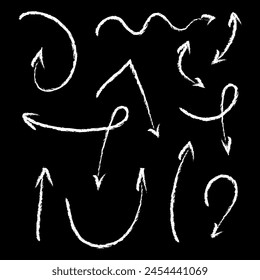 Juego de Vectores de flechas de carbón dibujadas a mano. Líneas de garabatos de lápiz, remolinos flechas, garabatos. Doodle marcador blanco o tiza dibujo en pizarra negra. Punteros de dirección.