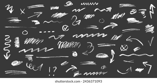 Conjunto de garabatos de carbón dibujado a mano. Doodle líneas curvas, subrayado, smears, punteros y flechas. Elementos de tiza vectorial aislados sobre fondo oscuro