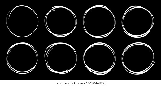 Handgezeichnete Kreise Skizze Rahmen Set. Klingt knackige Linienkreise. Doodle, runde, weiße Logo-Designelemente einzeln auf schwarzem Hintergrund. Vektorgrafiken.
