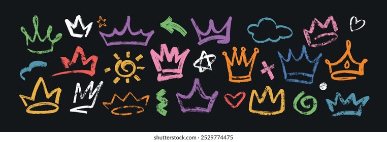 Coroas de rei coloridas desenhadas à mão isoladas no fundo preto. Conjunto de diademas príncipe traçado pincel. Tiara princesa Grunge, acessórios da cabeça da rainha real, estrelas, pontos, sol e linhas onduladas em estilo de grafite