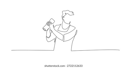 Ilustração de linha contínua desenhada à mão de um barman masculino sacudindo uma bebida com um coqueteleiro. Estilo minimalista de linha única representando a preparação de bebidas e serviço de hospitalidade.
