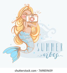 Handgezeichnet süße blonde Meerjungfrau mit Vintage (Hipster)-Kamera und Sommertypografie (Kalligrafie) Poster, Druck. Einfache Zeichnung, Doodle (Umriss) auf hellem Hintergrund. Sommerfrische