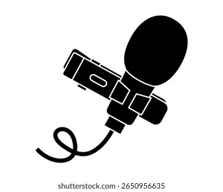 Mão desenhada ilustração de desenho animado bonito de microfone de cavaleiro com clipe. Vetor plano gravação colar microfone adesivo doodle. Ícone ou impressão do dispositivo de áudio. Equipamento de estúdio para podcasts ou entrevistas. Isolado.