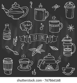 Dibujado a mano doodle Tea time icon set. Ilustración vectorial. Símbolos de bebida aislados colección. Dibujos animados de varios elementos de bebida: taza, taza, tetera, hoja, cuchara, especia, menta, hierbas, leche
