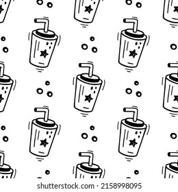 Hand drawn fast food drink paper cup seamless pattern. Fast food texture, fabric, wrapping paper illustration. Sketch of soda beverage in plastic cup. Fast food beverage illustration in doodle style.