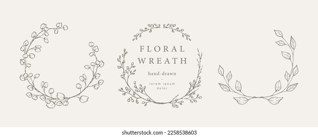 Marcos florales dibujados a mano con estilo de esbozo. Elegante corona vintage. Elementos de moda de plantas silvestres y de jardín, ramas, hojas. Ilustración vectorial para etiquetas, identidad corporativa, invitación a matrimonio 