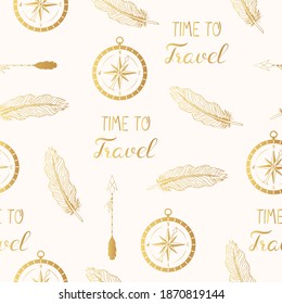 Handgezeichnetes, nahtloses Muster mit Kompass, Pfeilen und Federn. Vektorgrafik einzeln auf Golden Wanderlust Textur. Zeit zum Reisen Hintergrund.