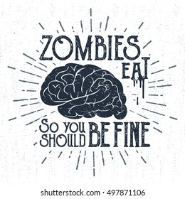 Etiqueta de Halloween desenhada à mão com ilustração vetorial cerebral texturizada e letras “Zombies comer cérebro, então você deve estar bem”.