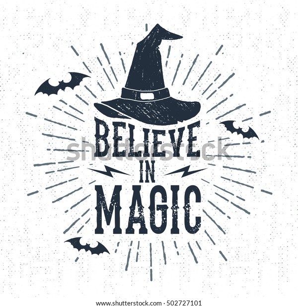 テクスチャーのある魔女帽のベクターイラストと マジックを信じる の文字を持つ手描きのハロウィーンのラベル のベクター画像素材 ロイヤリティフリー