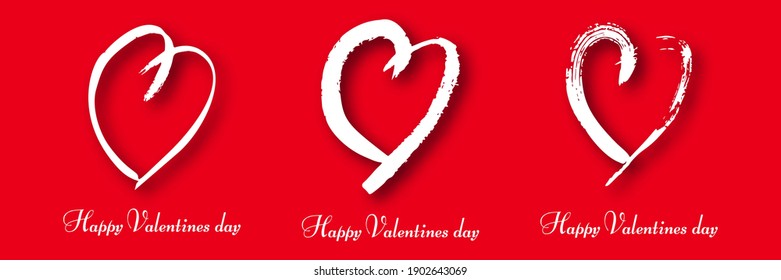 La mano dibujó el corazón en el fondo rojo. Conjunto de tres corazones de garabatos blancos con sombra. Símbolo romántico de amor. Ilustración vectorial.