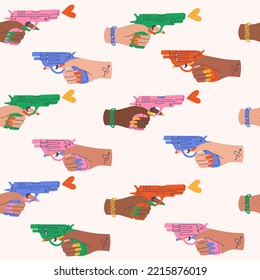 Mano dibujada mano sosteniendo armas con corazones. Manos femeninas con un patrón ininterrumpido de giratorias coloridas. Fondo moderno de diseño para impresión, textil. 