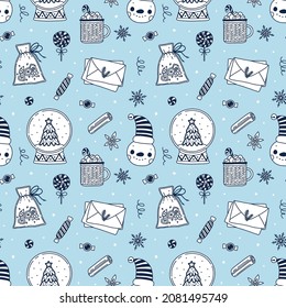 Handgezeichneter Feiertag, mehrer Hintergrund mit weißen und blauen Farben. Weihnachtsmuster mit Schneemann, Briefumschläge, Tasse mit heißem Getränk, Schneekuchen, Kekse, Schneeflocken. 