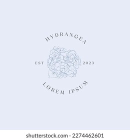 Logotipo de la flor vectorial de contorno de hidrangea dibujada a mano sobre fondo azul. Elegante Dibujo Floral Femenino para Web, Logo, Imprimir, Tarjeta, Boda. Vintage.