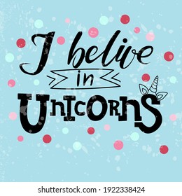 Handgezeichnet "Ich glaube in Unicorns" Typografie-Poster. Entwerfen von Text auf blauem Hintergrund für Postkarte, Symbol, Logo oder Badge. Vektorvintage-Kalligraphie für Mädchen EPS10