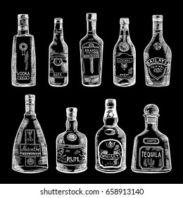 Ilustración dibujada a mano de diferentes botellas aisladas sobre fondo oscuro. Conjunto vectorial de boceto coñac y botella de vodka