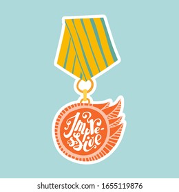 Handgezeichneter beeindruckender Preis. Feuerförmige orangefarbene Medaille mit handgezeichneten Schriftzeichen und gestreiftem Band auf solidem Hintergrund. Angepasster Stanzaufkleber, Stift, Abzeichen oder Pflaster.