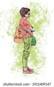 handgezeichnete farbige Illustration einer stehenden Frau (Profil), die eine grüne Hose und ein rosafarbenes T-Shirt trägt, zwei Taschen trägt, eine rosafarbene Maske trägt und rosafarbene Turnschuhe auf grünem Hintergrund