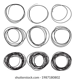 Colección vectorial de círculos de líneas tintas dibujadas a mano o círculos de garrapatas. Dibujo circular de garabatos o marcos redondos aislados en blanco con lugar para texto, imitación de lápiz de arte manuscrito