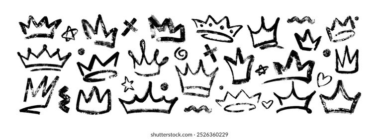 Coroas de rei desenhadas à mão isoladas sobre fundo branco. Conjunto de pincel preto traçado príncipe diadem. Tiara princesa Grunge, acessórios de cabeça rainha real, estrelas, pontos, linhas onduladas e cruzes em estilo graffiti