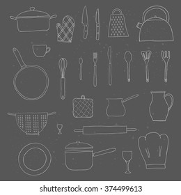 Artículos de cocina hechos a mano aislados en la pizarra. Tetera, sombrero de chef, cuchara, espátula, cuchillo, cuenco, rallador, cacerola, plato, colador, tiburón.