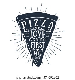 Rótulo desenhado à mão com ilustração vetorial de fatia de pizza texturizada e “Pizza. Letras de amor à primeira mordida”.