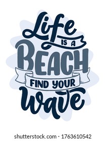 Composición con letras dibujadas a mano sobre el verano. Divertido lema de temporada. Cita de caligrafía aislada para agencia de viajes, fiesta de playa. Gran diseño para banner, postcard, print o afiche. Ilustración del vector