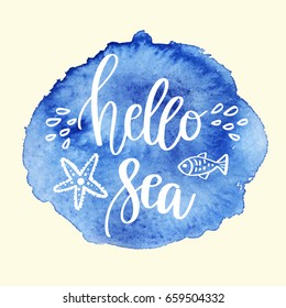 Cita de letras dibujada a mano - Hola Mar. Afiche motivacional de vacaciones de verano con texto, salpicaduras de agua y peces. Puede usar para imprimir tarjetas de felicitación, bolsos de mano, totes, carteles y camisetas.