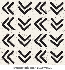 Handgezeichnete Linien nahtloses grundes Muster. Abstrakte geometrische, sich wiederholende Fliesen Textur in Schwarz-Weiß.