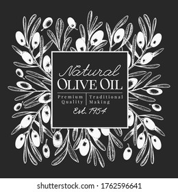 Plantilla de diseño de aceitunas dibujadas a mano. Ilustraciones de aceitunas vectoriales en pizarra. Fondo de oliva vintage