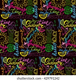 Patrón dibujado a mano. Patrón vectorial de verano de color. Fondo de verano del patrón. Sol, cereza, naranja, fresa, vector de zapatillas. Ilustración vectorial.