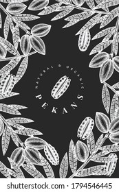 Plantilla de diseño de ramas de pecan dibujadas a mano y núcleos. Ilustración vectorial de alimentos orgánicos en pizarra de tiza. Ilustración de tuerca retro. Imagen botánica de estilo grabado.