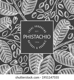 Plantilla de diseño de bifurcación de phistachio dibujada a mano y de núcleos. Ilustración vectorial de alimentos orgánicos en pizarra de tiza. Ilustración de tuerca retro. Banner botánico de estilo grabado.