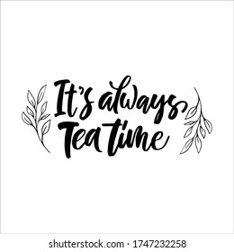 Handgezeichnetes Zitat "Es ist immer Teezeit", Grußkarte oder Druckeinladung mit Teephrase darin. Vector Kalligraphie zitieren mit Tee. Schwarze Tinte auf weißem isoliertem Hintergrund.