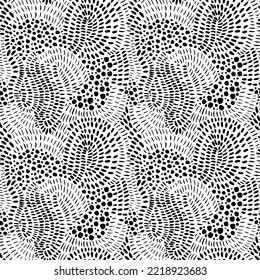 Handgezeichnete zufällige Punkte und Striche nahtlos Muster. Nahtlose Textur im ethnischen Stil mit verschiedenen Punkten, Punkten, kurzen Linien und Splotten. Vektorschwarz-weißes Doodle-Muster.
