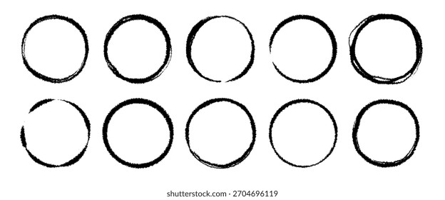 Handgezeichneter runder Kreidevektorsatz. Stift Pinsel Pinsel schwarz oval runde Form. Kritzeln Sie Doodle handgezeichnete Buntstift, Tinte spritzen, raue Punkt Textur Kreis Elemente. Vektorgrafik