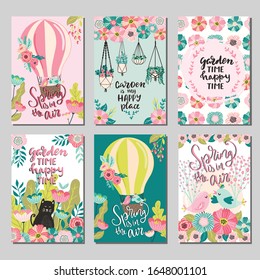 Tarjeta ilustrativa vectorial de estilo escandinavo dibujada a mano, afiche, banner, plantilla con ilustración vectorial de primavera, macetas de flores colgantes y frase grabada a mano tiempo jardín, tiempo feliz