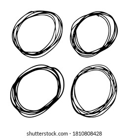 Círculos dibujados a mano.  Conjunto de cuatro elementos de diseño circular redondo de doodle negro sobre fondo blanco. Ilustración del vector